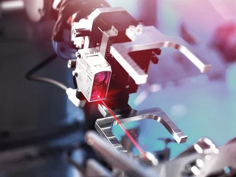 Distance sensors for all measuring tasks: Triangulation sensors, time-of-flight sensors with IO-Link