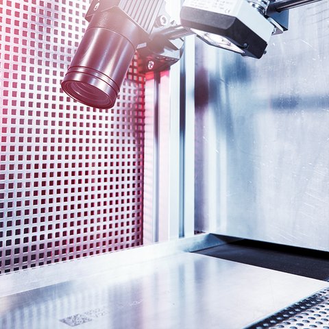 Der Codeleser von SensoPart liest genagelte Codes mit externer Beleuchtung zuverlässig aus 