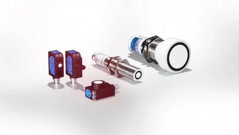 Ultraschallsensor für ungleichmäßige, herausfordernde, hochtransparente, bewegte und spiegelnde Oberflächen 