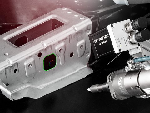 Die Vision-Kamera erkennt die Position der Bohrlöcher für den automatisierten Schraubvorgang