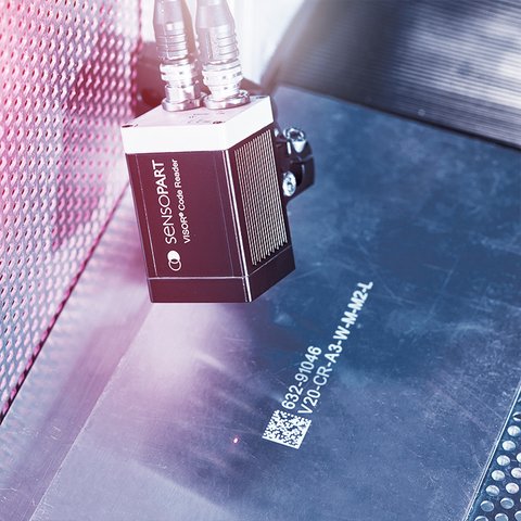 Der Codeleser von SensoPart liest gelaserte Code auf glänzender Metalloberfläche zuverlässig aus 