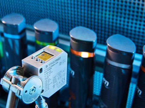 The FT 55-CM color sensor in compact design is particularly versatile. It offers excellent color detection even on difficult surfaces and can, for example, sort objects very reliably by color.