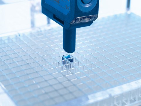 As a result of its narrow sound cone, UT-20-S allows the detection of objects even through the smallest of openings and drilled holes with a diameter of less than 5 mm.