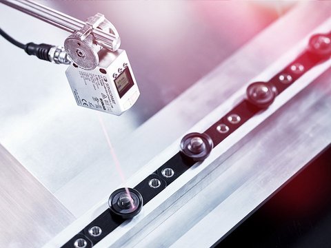 Prozesssichere Objekterkennung mit dem Reflexionslichttaster inklusive I/O-Link und großem Arbeitsbereich  