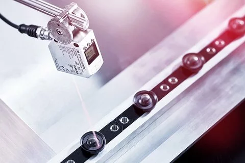 Reliable object detection with the diffuse sensor including I/O link and large working range 