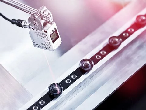 The Photoelectric diffuse sensor FT 55-RLHM shows off its talent when normal scanning sensors reach their limits, for example, when detecting flat gaskets, Thanks to its small hysteresis – adjustable via I/O-Link – and large operating range, it guarantees the necessary reliability for utmost quality inspections during object detection.