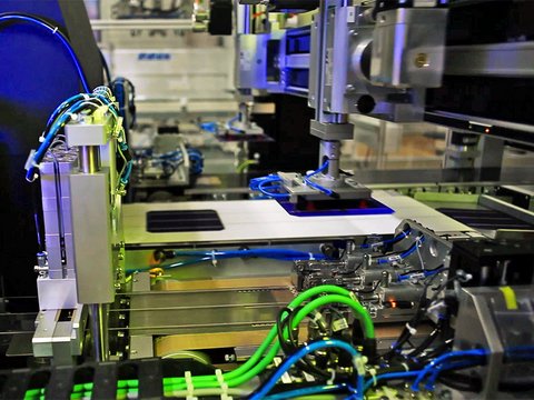 Vision sensor perfect for use in solar cell production