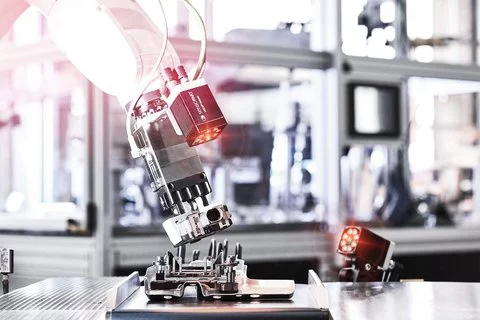 The vision camera can be integrated directly on the robot gripper