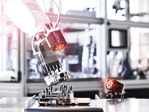 Die Vision-Kamera lässt sich direkt am Robotergreifer integrieren