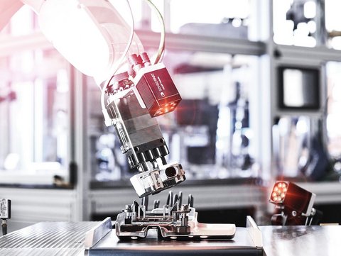 Die Vision-Kamera lässt sich direkt am Robotergreifer integrieren