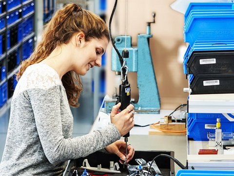 Manuelle Arbeitsschritte mit dem Vision-Sensor überprüfen 