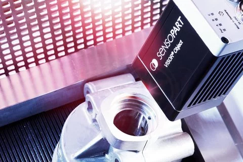 The FT 55 sensor with BlueLight technology inspects PET bottles