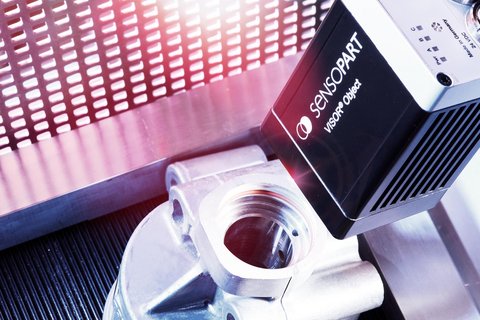 Der FT 55 Sensor mit BlueLight-Technologie kontrolliert PET-Flaschen