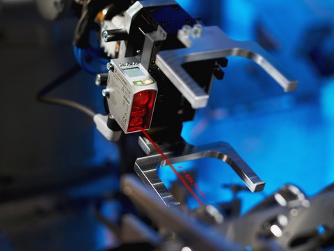 Distance sensor for precise gripping of objects 